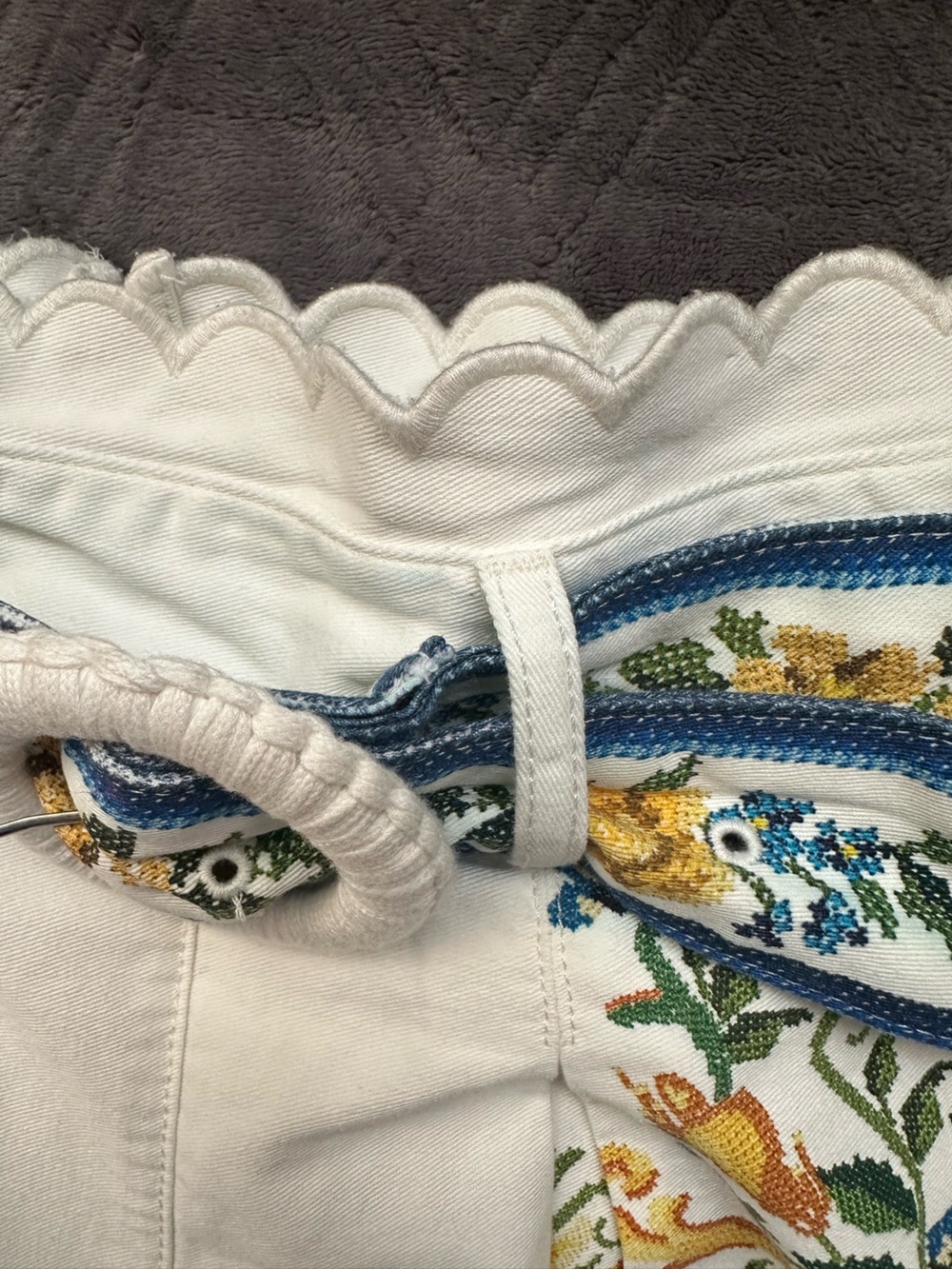FARM Rio Emily Floral Tapestry Belted Shorts Size 25 - Picture 13 of 15